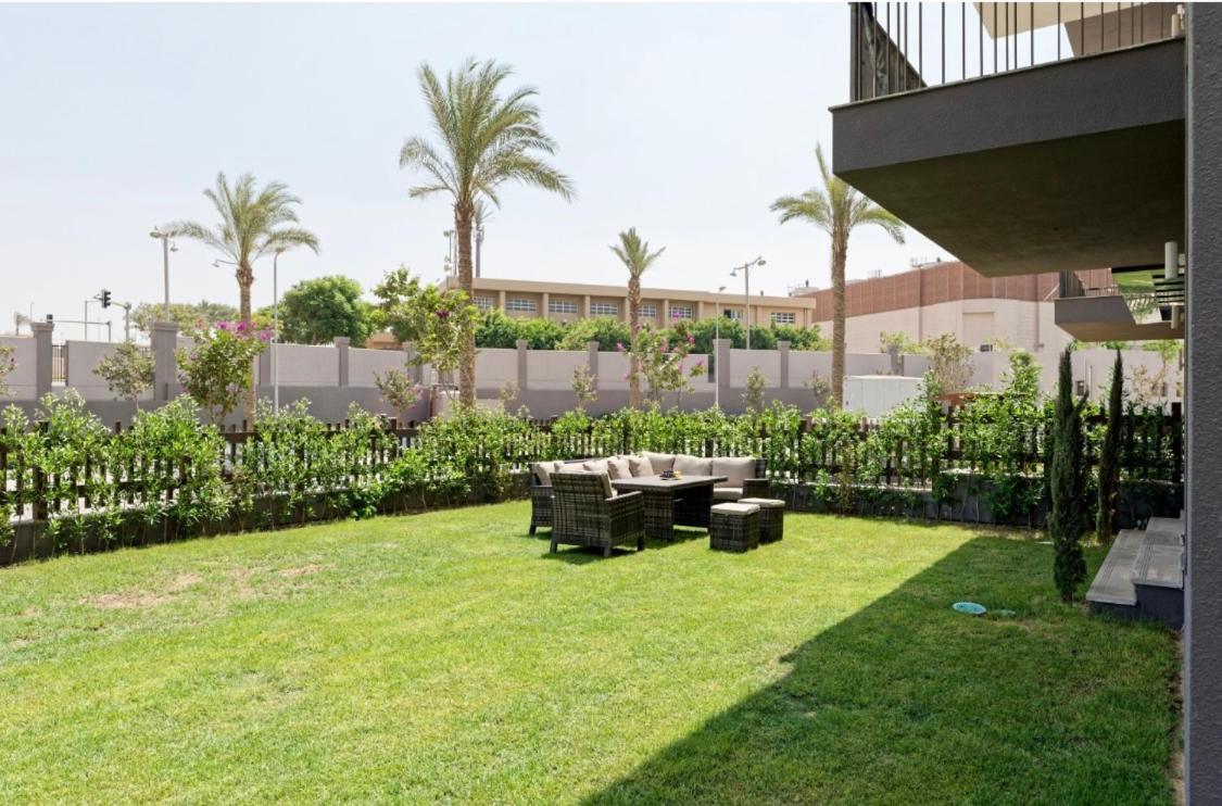 Luxury 2 Bedroom Ground Floor Apartment With Private Garden In Cairo Festival City Exterior photo